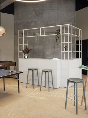 Soft Edge 82 Bar stool